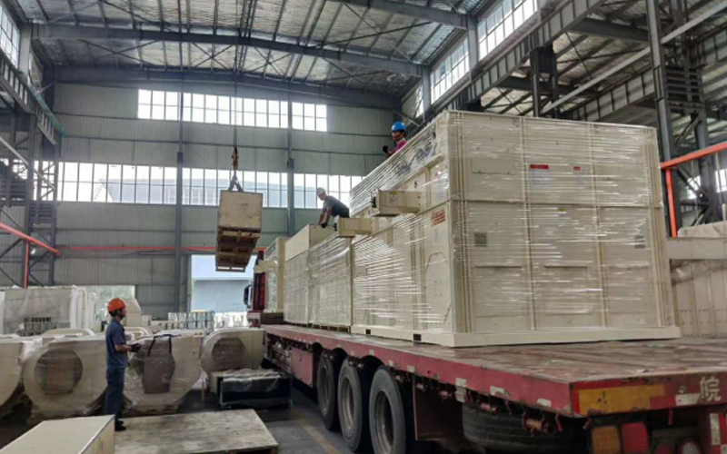 يتم تحميل مكونات مجفف الحبوب FMWorld على شاحنة في المصنع